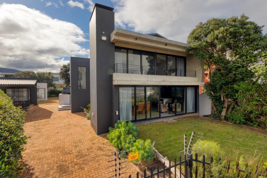 5 Bedroom Property for Sale in Sandbaai Western Cape